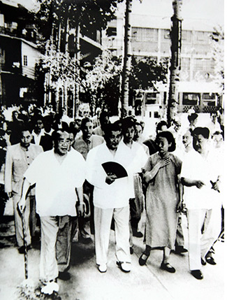 1963年6月12日，全国人大常委会委员长朱德、国务院副总理贺龙陪同朝鲜最高人民会议常务委员会委员长崔庸健视察天津市仁立毛生产厂